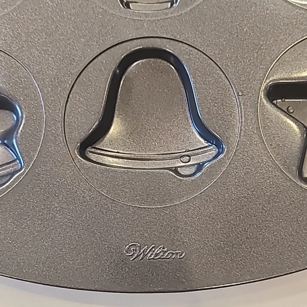Like New Wilton Christmas Shape Cupcake tin